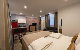 Exclusive Airport Apartment